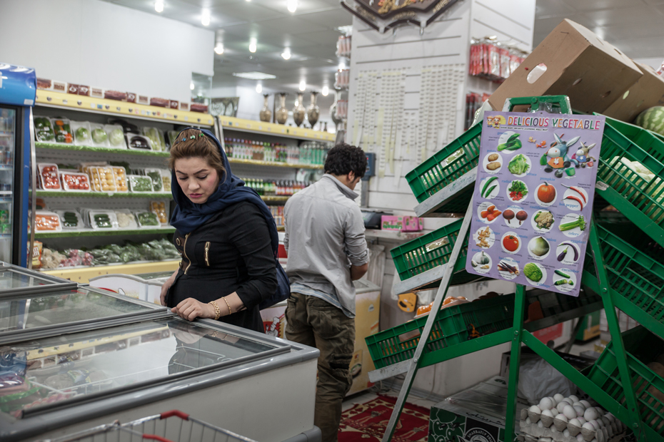 woman afghan supermarket