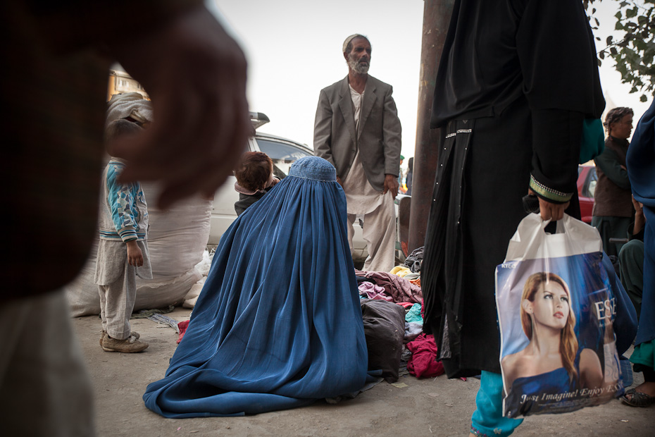 Woman in Kabul's bazaar (Afghanistan)