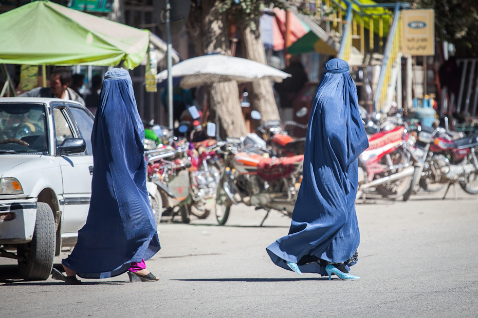 Women in Bamyan's bazaar (Afghanistan)