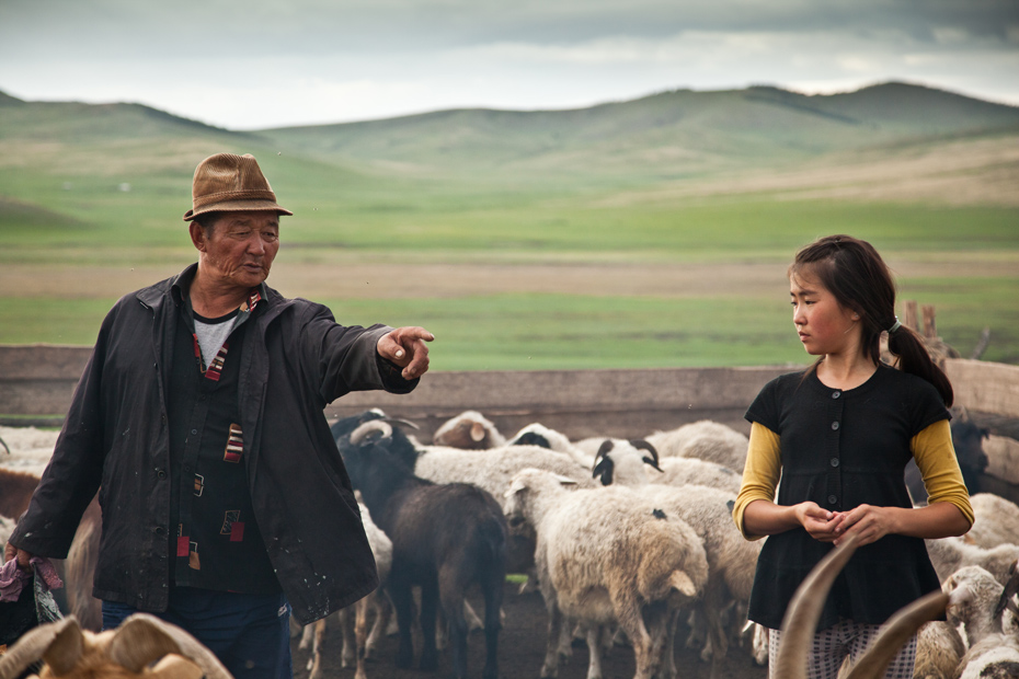 Dogsom with her girl (Arkhangai, Mongolia)